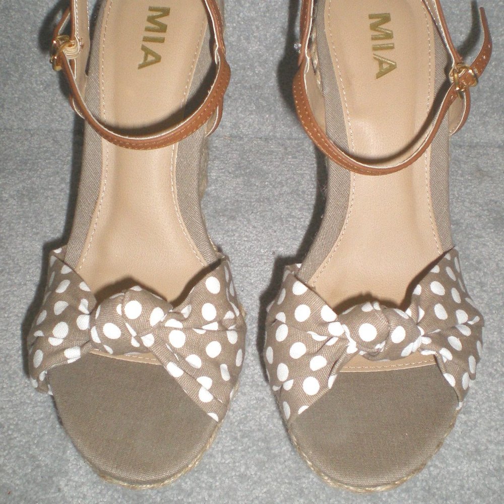 MIA Natural/White Dot Canvas Wedge Women's 8.5 Med